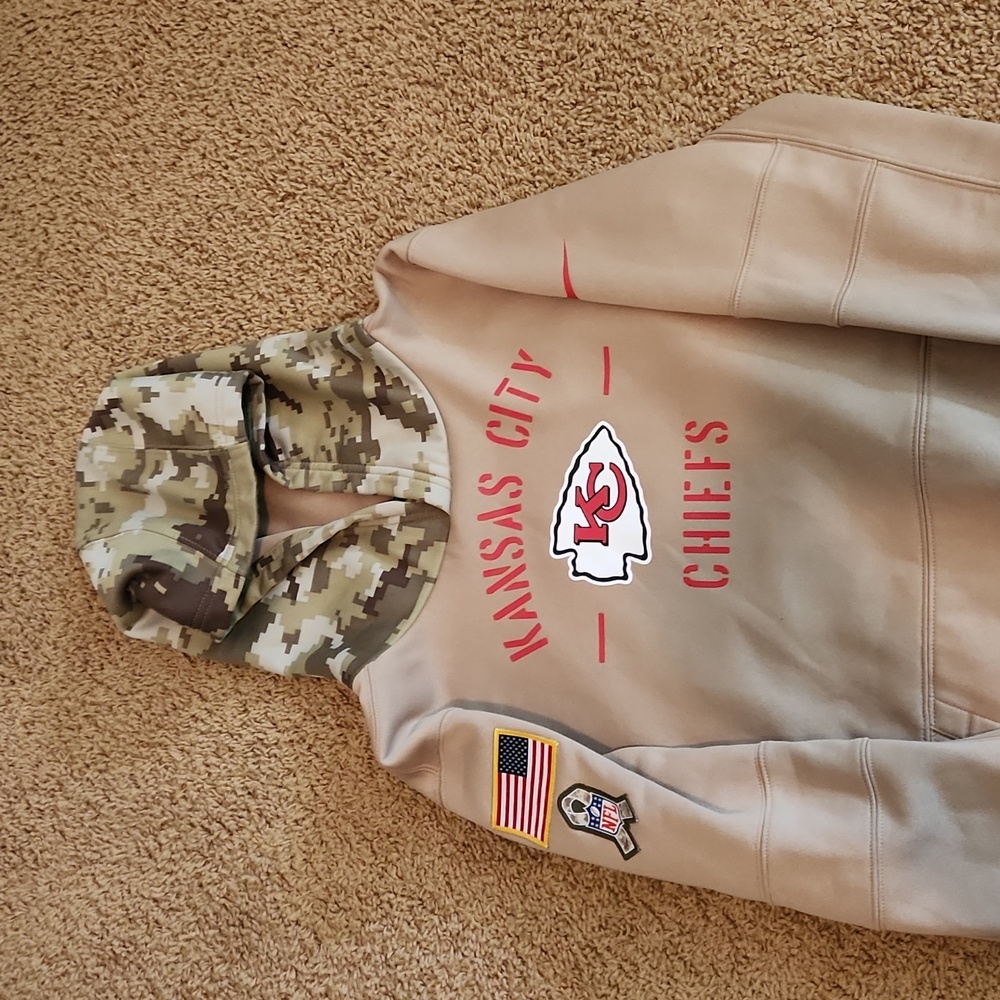 NIKE Kansas City Chiefs Salute to the Military Hooded Sweatshirt. Youth XL 16/20